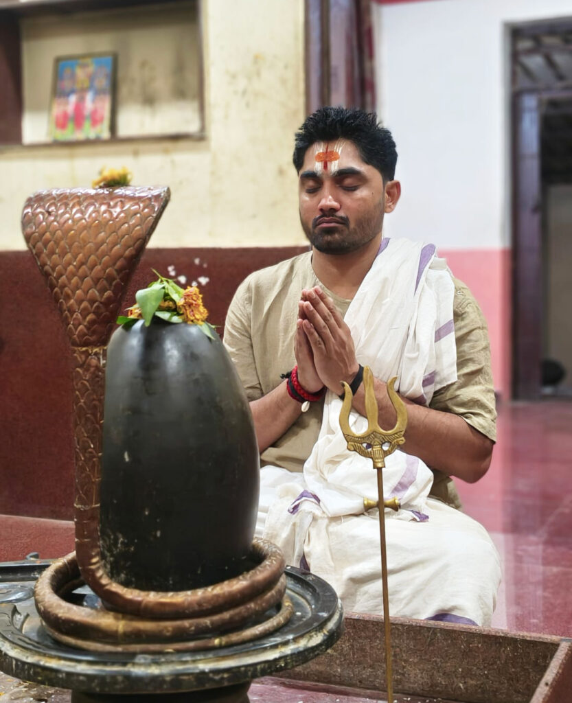 Acharya Shivashish Guruji spiritual services, Trusted Vedic Pandit in Trimbakeshwar, Hindu puja rituals in Nashik, Devotees performing puja at Trimbakeshwar, Spiritual guidance and Vedic rituals
